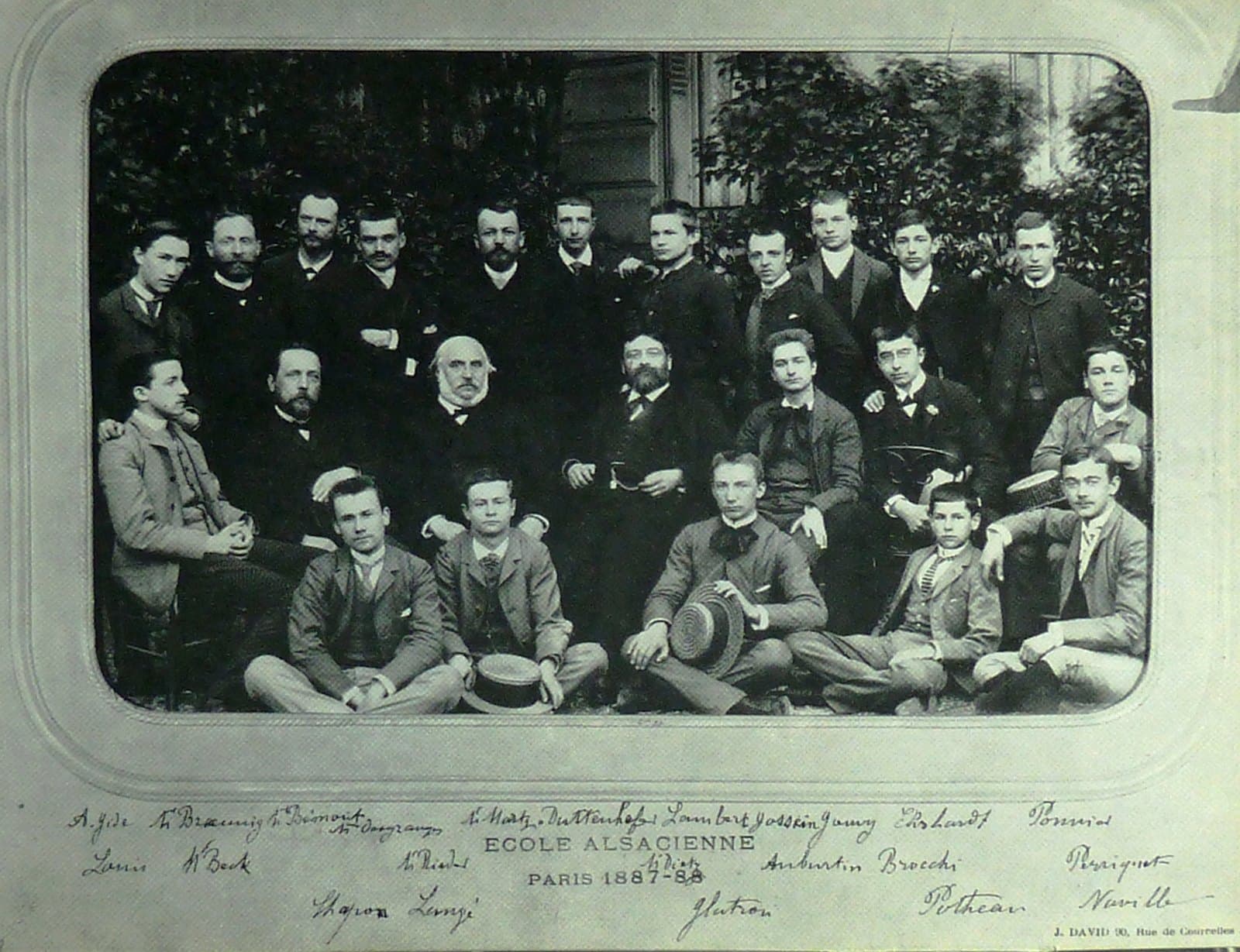A class photograph from the École Alsacienne in 1887, the pupils seated in rows