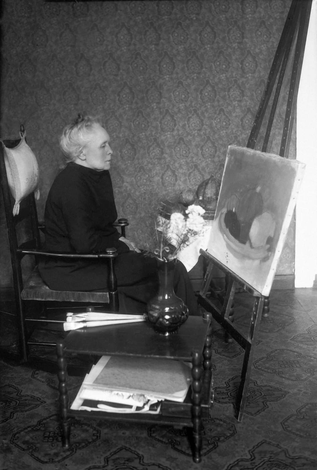 Helene Schjerfbeck seated in profile in 1937