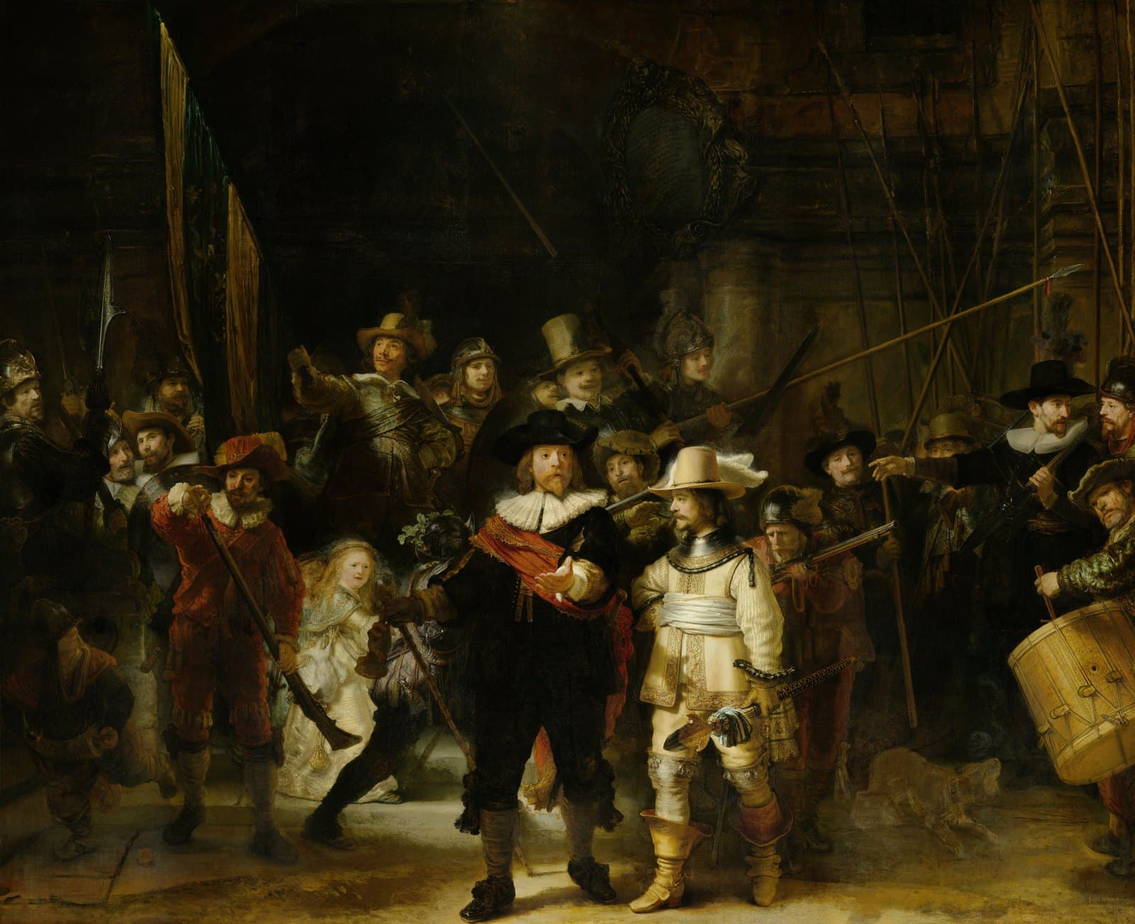 A company of armed militiamen crowds forward out of a dark stone archway. A captain in black with a red sash and white ruff reaches his hand out as he speaks to a lieutenant in pale yellow beside him. A man in red loads a musket at the left, a small girl in a gold dress stands lit behind him, long pikes cross at conflicting angles above the heads at the right, and a drummer and a barking dog fill the lower right corner.