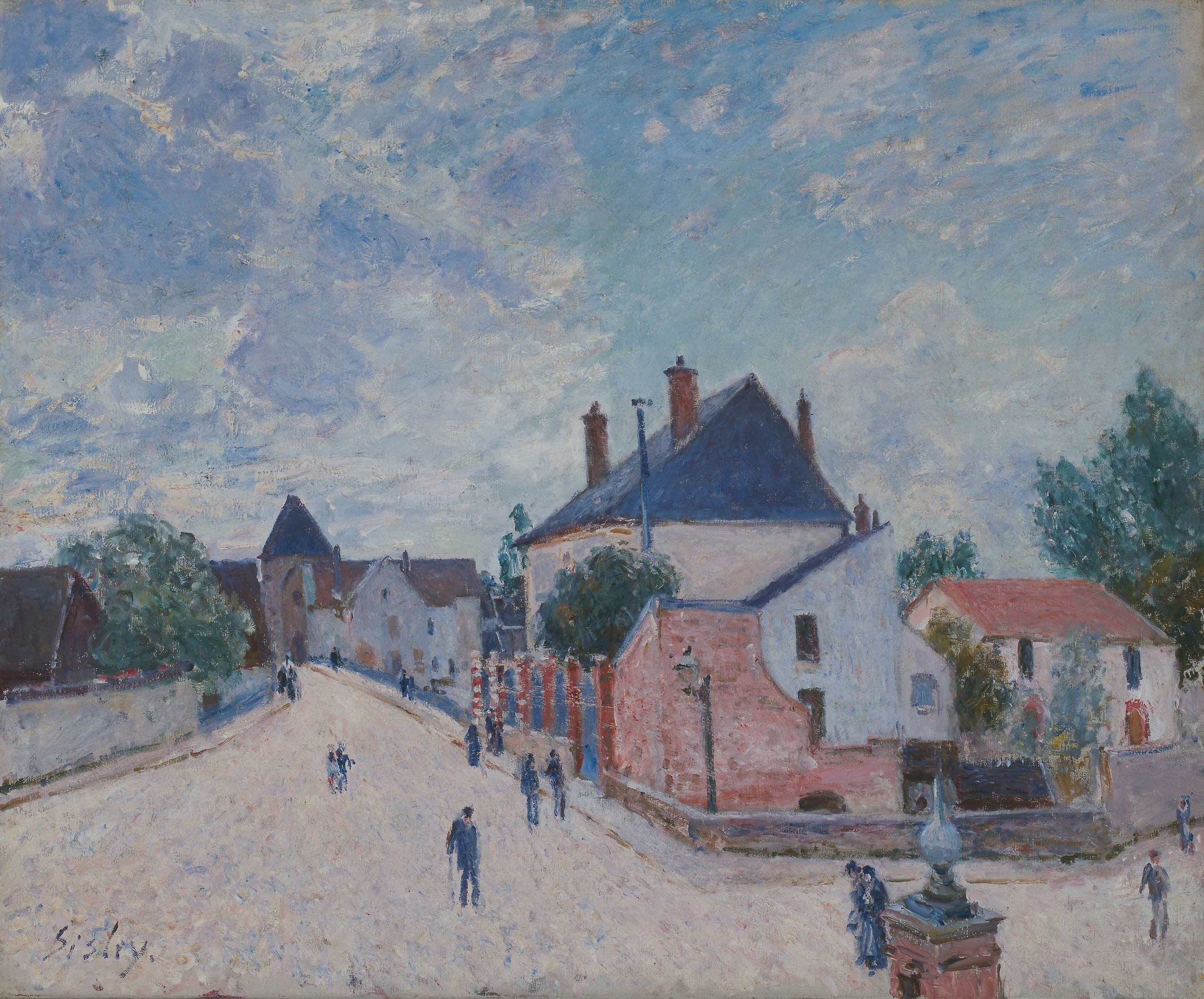 Sisley's Street in Moret: a wide pale street filling the bottom of the canvas with a dozen or more small figures crossing it, a large white house under a steep blue-grey roof with red brick chimneys at the right, a run of red, white and blue bands along its side, a squat stone tower closing the far end, and a stone monument base toward the lower right