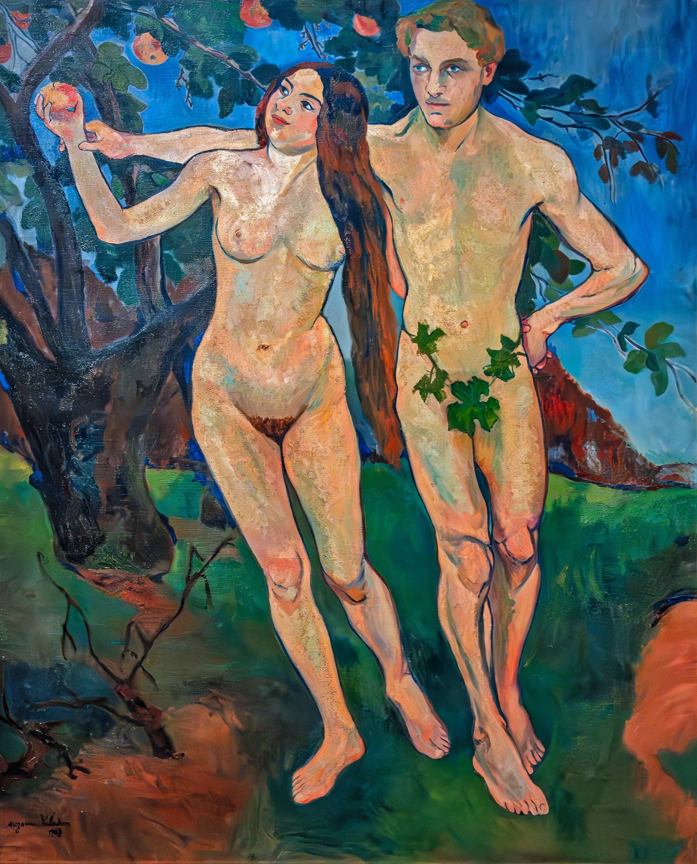 Two nude figures stand side by side in a garden. The woman on the left has a thick fall of auburn hair reaching her thigh and stretches one arm out sideways, a reddening apple in her hand at the height of her face. A second hand grips her wrist below the apple; it belongs to the man on the right, whose arm passes behind her shoulders. He stands frontally with green strokes in his fair hair and his other hand on his hip, a spray of green vine leaves down his abdomen and one large leaf over his genitals. A dark forked tree trunk stands at the left, with blue sky, dark green grass and a red-brown slope behind.