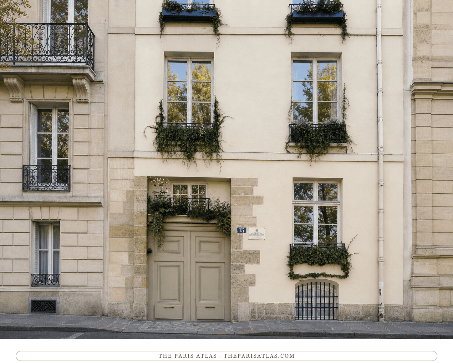 Color present-day view of 15 quai d’Anjou